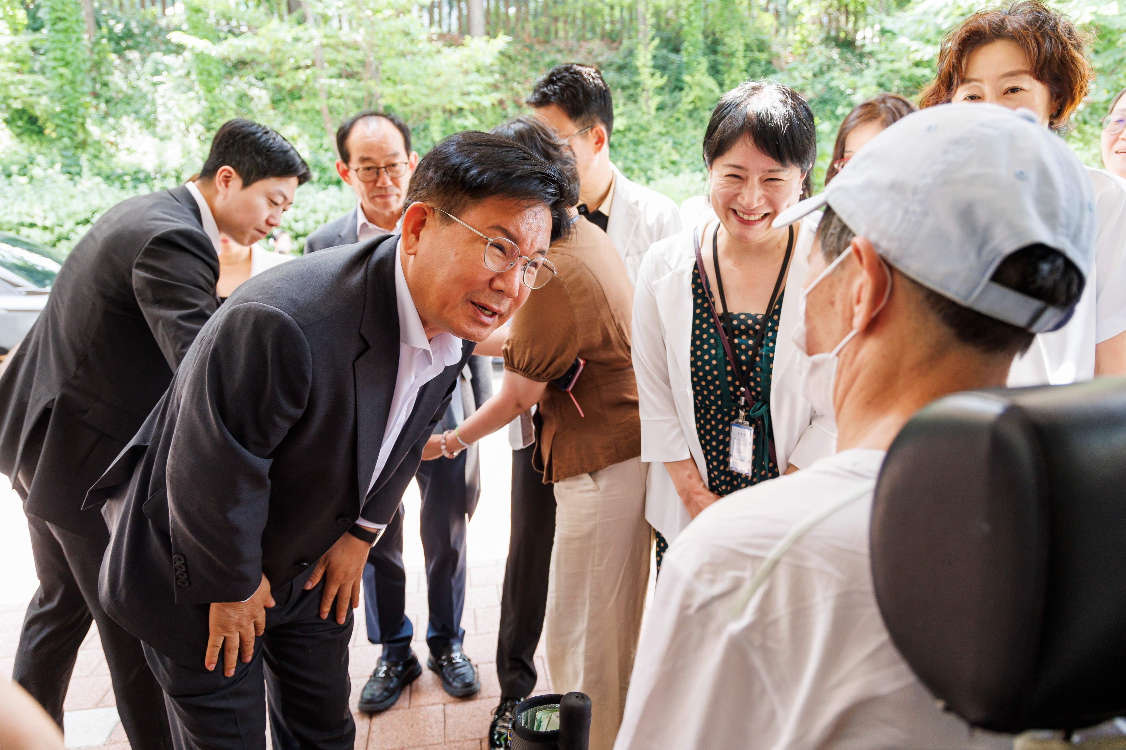 박강수 마포구청장이 마포장애인종합복지관을 방문해 구민의 의견을 청취하고 있다./사진제공=마포구