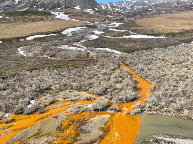 주황빛으로 변한 미국 알래스카 북부의 브룩스 레인지 일대의 강. 사진=미국 지질조사국(USGS)