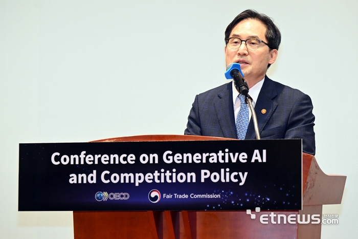 공정거래위원회-OECD 공동 AI 콘퍼런스가 '생성형 AI와 경쟁정책'을 주제로 27일 서울 중구 포스트타워에서 열렸다. 한기정 공정거래위원장이 개회사를 하고 있다. 김민수기자 mskim@etnews.com