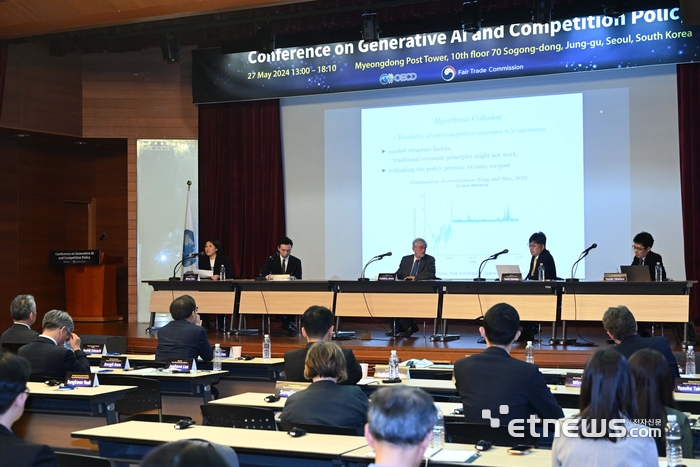 공정거래위원회-OECD 공동 AI 콘퍼런스가 '생성형 AI와 경쟁정책'을 주제로 27일 서울 중구 포스트타워에서 열렸다. '생성형 AI 공급망에서 경쟁정책의 역할'을 주제로 패널토론이 진행되고 있다. 김민수기자 mskim@etnews.com