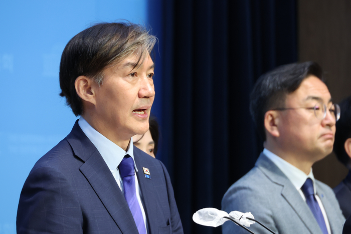 조국혁신당 조국 대표와 의원들이 22대 국회 개원일인 30일 오전 서울 여의도 국회 소통관에서 의정 활동 계획을 밝히는 기자회견을 하고 있다. 연합뉴스