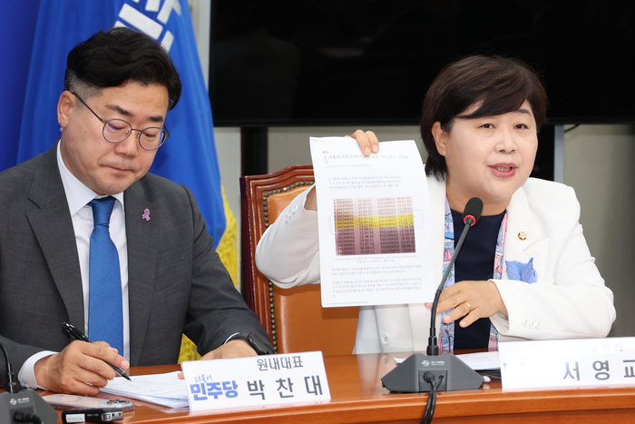 더불어민주당 서영교 최고위원이 29일 오전 서울 여의도 국회에서 열린 최고위원회의에서 윤석열 대통령과 이종섭 전 국방부 장관의 통화 사실을 보도한 자료를 보여주며 발언하고 있다. 연합뉴스