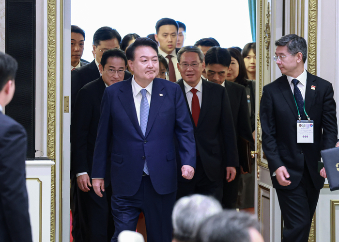 윤석열 대통령과 기시다 후미오 일본 총리, 리창 중국 국무원 총리가 27일 청와대 영빈관에서 열린 제9차 한일중 정상회의에 입장하고 있다. 연합뉴스