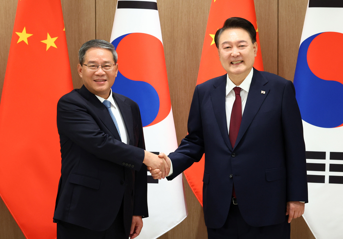 윤석열 대통령과 리창 중국 국무원 총리가 26일 서울 용산 대통령실에서 열린 회담에서 악수하고 있다. 연합뉴스