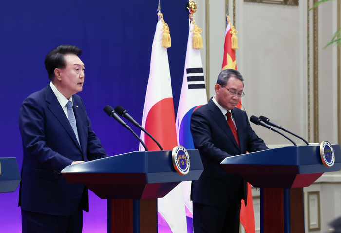 윤석열 대통령이 27일 청와대 영빈관에서 열린 제9차 한일중 정상회의 공동기자회견에서 발언하고 있다. 연합뉴스