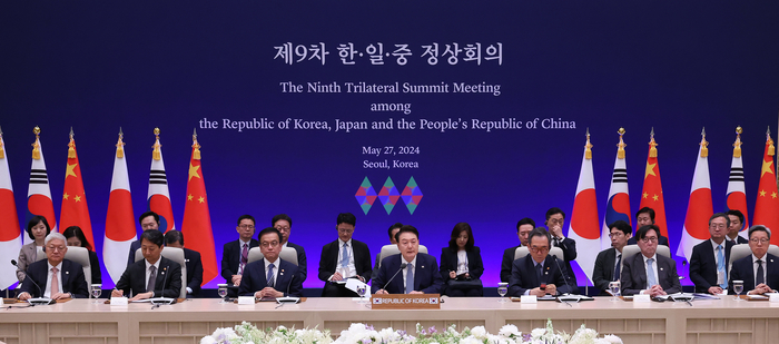 윤석열 대통령이 27일 청와대 영빈관에서 열린 제9차 한일중 정상회의에서 발언하고 있다. 앞줄 왼쪽부터 윤덕민 주일한국대사, 안덕근 산업통상자원부 장관, 최상목 경제부총리 겸 기획재정부 장관, 윤 대통령, 조태열 외교부 장관, 장호진 국가안보실장, 정재호 주중한국대사. 연합뉴스