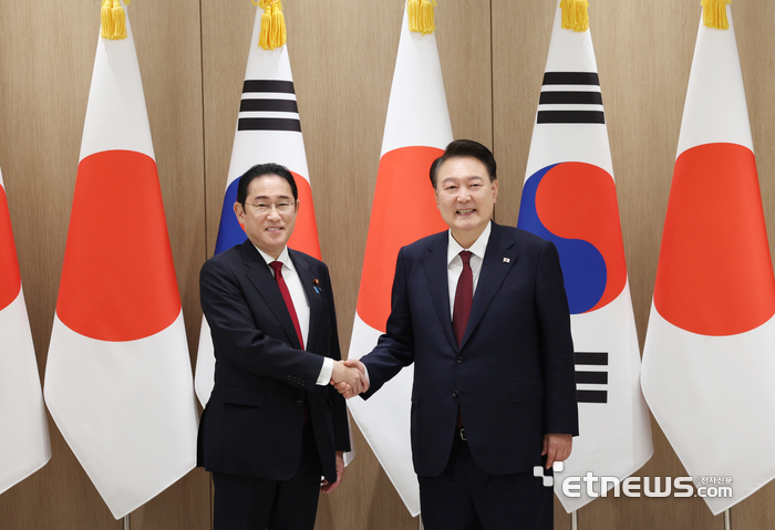 윤석열 대통령이 26일 서울 용산 대통령실에서 열린 한일 정상회담에서 기시다 후미오 일본 총리와 악수하고 있다.
연합뉴스