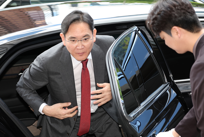 이재용 삼성전자 회장이 28일 서울 중구 한 호텔에서 열린 빈 자이드 알 나하얀 아랍에미리트(UAE) 대통령과의 간담회에 참석하기 위해 차에서 내리고 있다. 연합뉴스