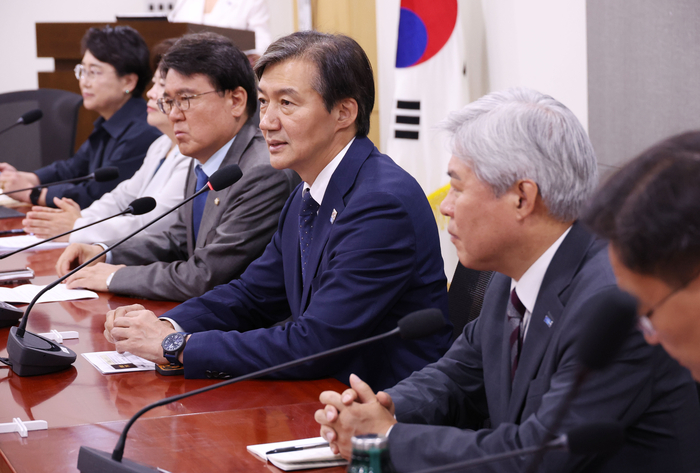 27일 국회에서 열린 제5차 조국혁신당 당선자 총회에서 조국 대표가 발언을 하고 있다.