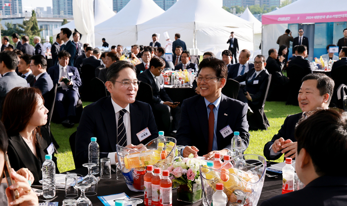 이재용 삼성전자 회장이 23일 서울 용산 대통령실 잔디마당에서 열린 '2024 대한민국 중소기업인대회'에서 참석자들과 대화하고 있다. 연합뉴스