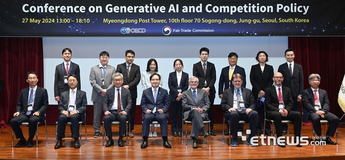 공정거래위원회-OECD 공동 AI 콘퍼런스가 '생성형 AI와 경쟁정책'을 주제로 27일 서울 중구 포스트타워에서 열렸다. 한기정 공정거래위원장(앞줄 왼쪽 네번째)를 비롯한 주요연사 및 관계자들이 기념촬영을 하고 있다. 김민수기자 mskim@etnews.com