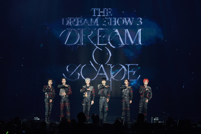 그룹 NCT 드림 '2024 엔시티 드림 월드 투어 <더 드림 쇼 3 : 드림 이스케이프>‘. / SM엔터테인먼트”></p>
<p>‘드림쇼3’는 지난해 ‘더 드림 쇼2: 인 유어 드림(THE DREAM SHOW2 : In YOUR DREAM)’ 이후 약 11개월 만에 개최되는 NCT 드림의 새 국내 단독 콘서트다. 2일~4일 총 3일간 진행됐으며, 3회 공연 모두 전석 매진을 기록, 총 6만 관객을 동원해 탄탄한 팬덤과 티켓파워를 입증했다. 3~4일 공연은 비욘드 라이브 및 위버스 라이브를 통한 온라인 생중계도 함께했다.</p>
<p>이날 NCT 드림은 LED 큐브 박스가 열리자 비장하게 등장, 미니 5집 수록곡이자 마크가 랩 메이킹에 참여한 ‘박스(BOX)’로 공연의 시작을 알렸다. 이어 슬로프와 리프트 스테이지를 활용하며 ‘119’, ‘SOS’, ‘고(GO)’ 등 쉴 새 없이 화려한 퍼포먼스를 펼쳤다. 그런 NCT 드림에게 시즈니의 커다란 함성이 쏟아졌다.</p>
<p><img decoding=