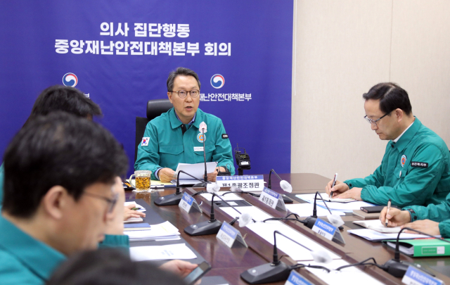 정부 '전공의 사직서 수리, 검토 않아… 해외 박사후과정 추천서도 어려워'