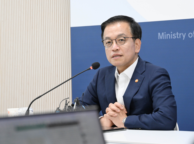 최상목 “중견기업, R&D 세액공제 확대”