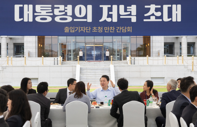 저출생 문제 언급에 尹 '정신이 번쩍 나네…혁명 수준으로 개선해야'