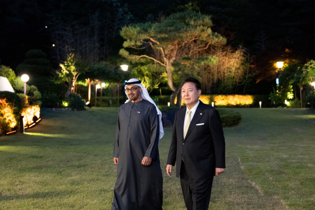 UAE 대통령 가족 알뜰살뜰 챙긴 김건희 여사…손편지로 감사인사 전해