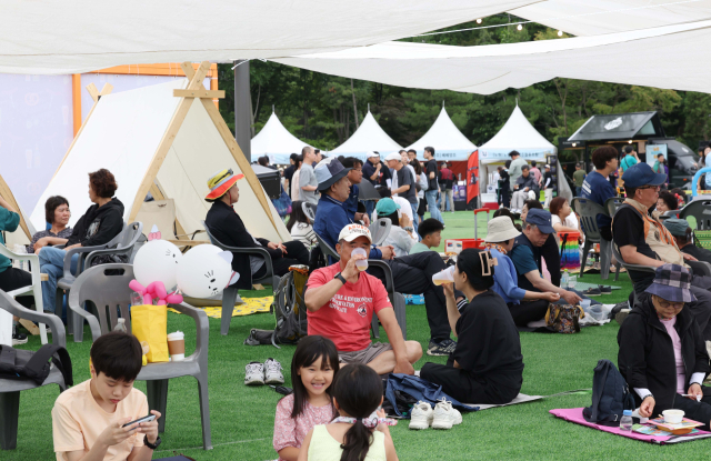 주말 맞아 맥주 축제 즐기는 시민들