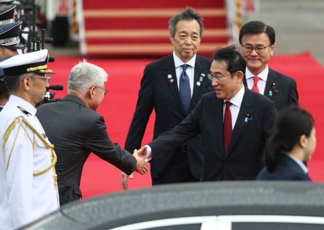 기시다 日 총리, 한일중 정상회의 참석 위해 방한