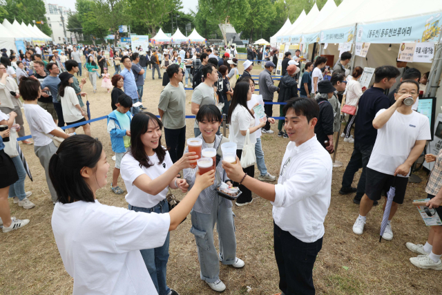 수제맥주축제 즐기는 시민들