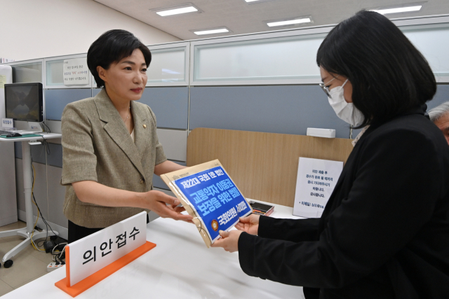 22대서도 ‘밤샘 대기’…새 국회 1호 법안은 서미화 ‘교통약자법’