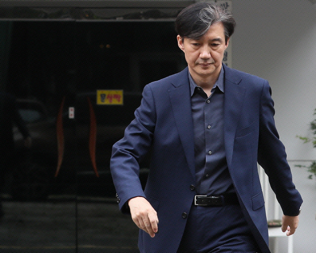 조국 '군대 가야 사람 된다? 전근대적 발상…훈련병들 죽음 따져볼 것'