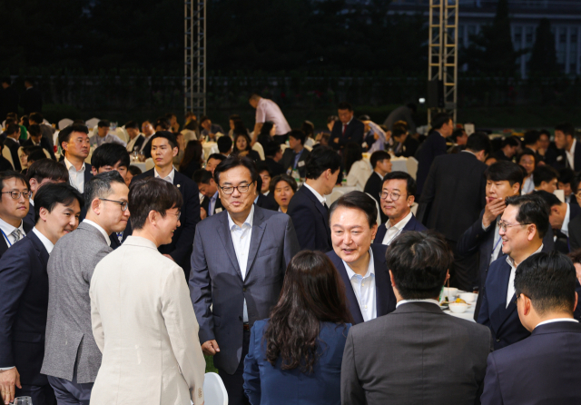 저출생 문제 언급에 尹 '정신이 번쩍 나네…혁명 수준으로 개선해야'