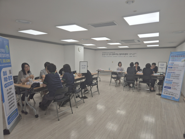 롯데백화점 마산점 폐업 앞두고 재취업 상담 북새통