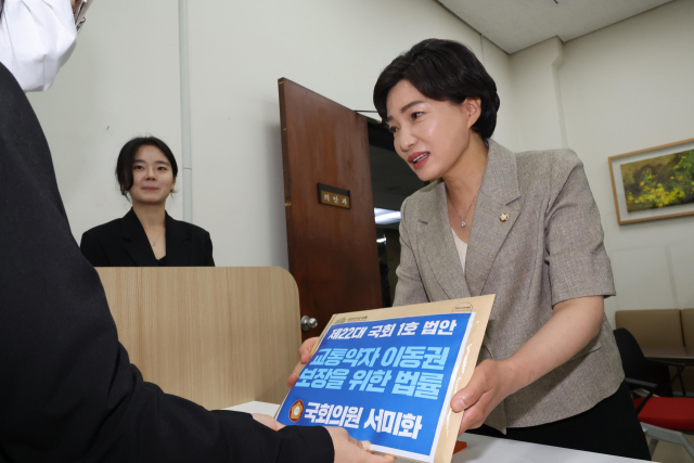 22대 국회 ‘1호 법안’은 교통약자법…서미화, ‘3박4일’ 밤샘 대기