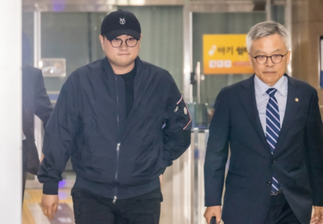 '만취는 아니'라더니…김호중, CCTV 보니 '비틀대며 차 탑승'