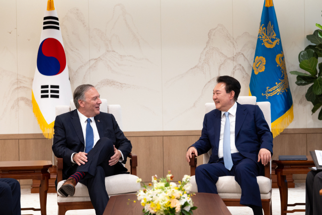 尹, 폼페이오 전 국무장관 접견…한미동맹 발전방안 논의