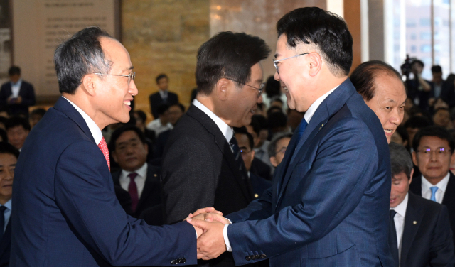 [포토뉴스]특검법 본회의 앞둔 與野…폭풍전야?