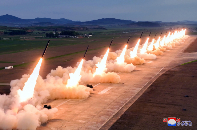 北, SRBM 발사 공식 확인…김정은 '핵무력 더 철저히 준비'