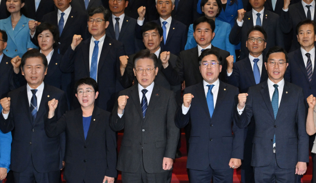 이재명 대권 걸림돌 뽑는다…민주 당헌개정 추진