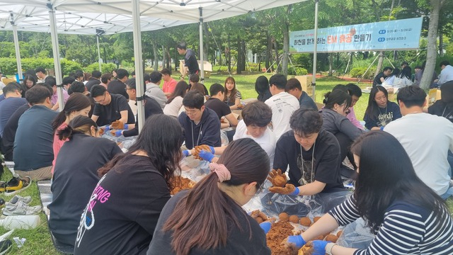 '환경의 날' 마자 LG디스플레이 EM흙공 8000개 하천 투척 캠페인