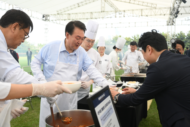 [독립사진] ‘윤석열표 김치찌개’ 배식…기자단과 첫 만찬 간담회