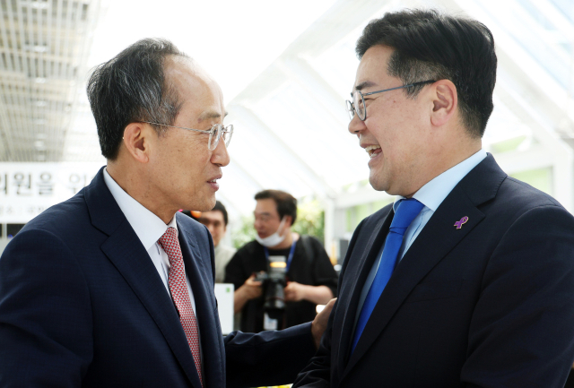 특검 공방에 뒷전 밀린 원 구성 협상