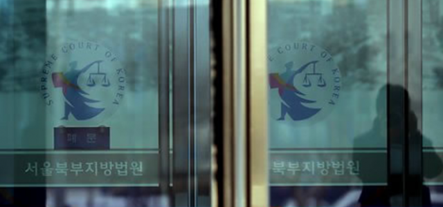 서영교 의원 나눠주던 의정보고서 바닥에 던진 60대 징역형 집유