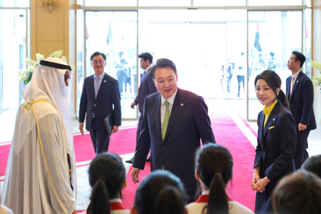 UAE 대통령 가족 알뜰살뜰 챙긴 김건희 여사…손편지로 감사인사 전해