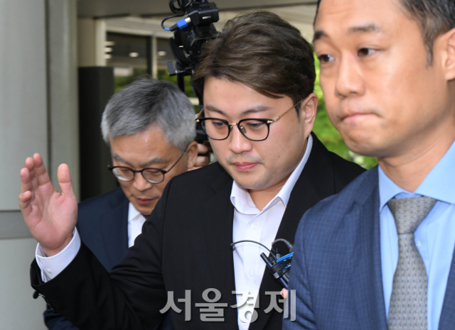 ‘음주 뺑소니’ 김호중 법원 출석… “진심으로 죄송”