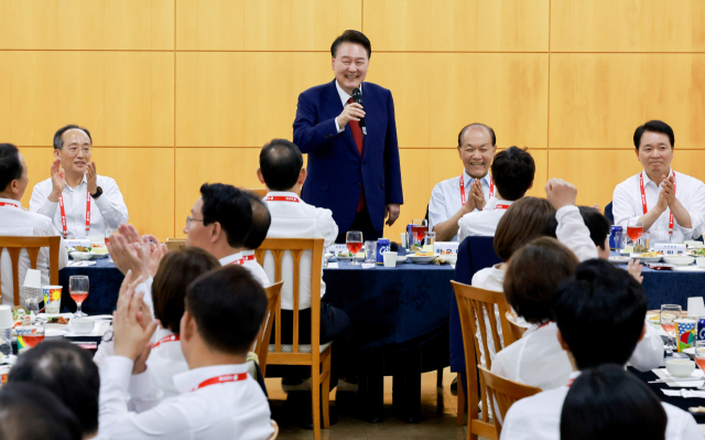 尹, 與의원들 만나 '지나간 건 잊고 한몸으로 개혁…뼈 빠지게 뛰겠다'