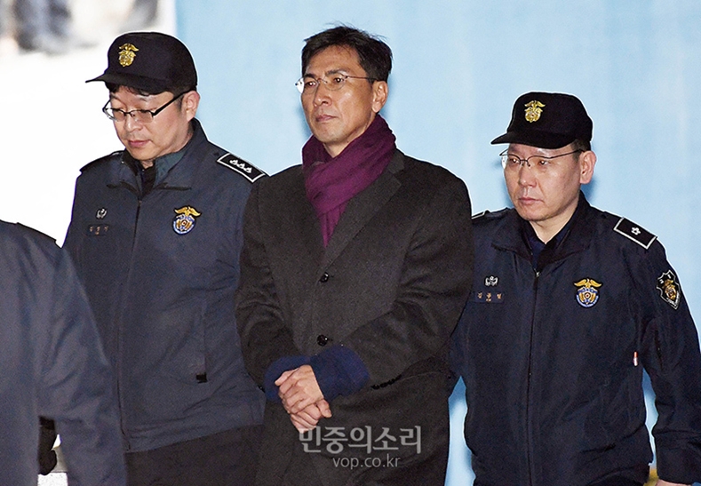 ▲ 안희정 전 충남지사가 2019년 2월1일 서울 서초구 서울고등법원에서 열린 비서성폭행 관련 강제추행 등 항소심 선고공판에서 법정구속돼 호송차로 이동하고 있다. 사진=민중의소리