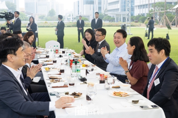 ▲2024년 5월24일 서울 용산 대통령실 잔디마당에서 '대통령의 저녁 초대' 주제의 대통령실 출입기자 만찬 행사가 진행되고 있다. 사진=대통령실 홈페이지
