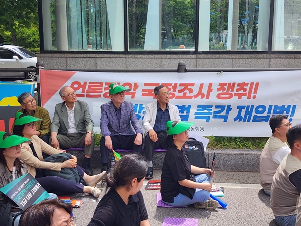 ▲ 28일 오후 서울 여의도 국회 맞은편에서 언론장악저지공동행동이 주최한 집회에 참석한 조성호 자유언론실천재단 이사장, 권영길 전 민주노동당 대표, 이부영 전국비상시국회의 상임고문의 모습 (현수막 바로 앞, 가운데부터 왼쪽 순으로). 사진=장슬기 기자