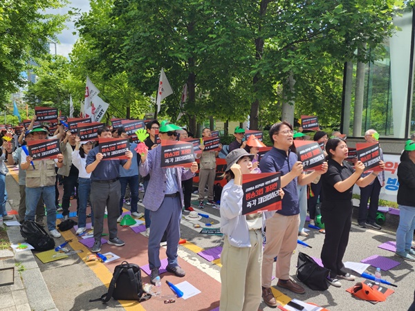 ▲ 28일 오후 서울 여의도 국회 맞은편에서 언론장악저지공동행동이 방송3법 재입법과 현 정부의 언론장악 국정조사 등을 요구하는 집회를 진행하고 있다. 사진=장슬기 기자