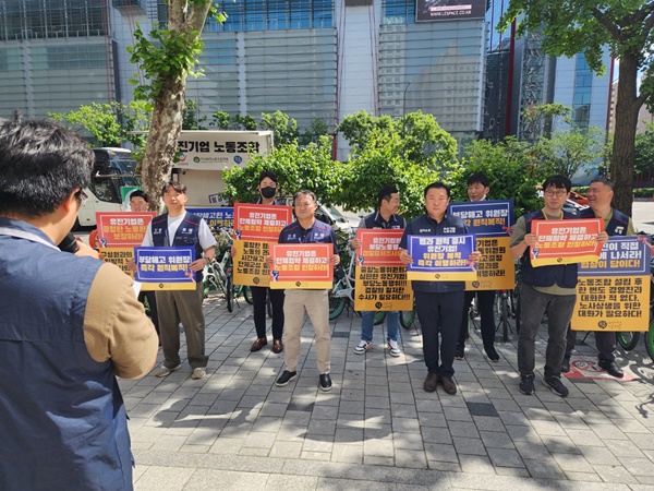 ▲ 27일 오전 10시부터 유진기업 노조가 서울 여의도 유진그룹 본사 앞에서 부당해고 결정을 받은 홍성재 위원장 복직 등을 요구하는 손팻말을 들고 있다. 사진=장슬기 기자