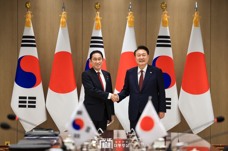 ▲윤석열 대통령이 26일 용산 대통령실에서 열린 기시다 후미오 일본 총리와 한일 정상회담에서 악수하고 있다. 사진=대통령실