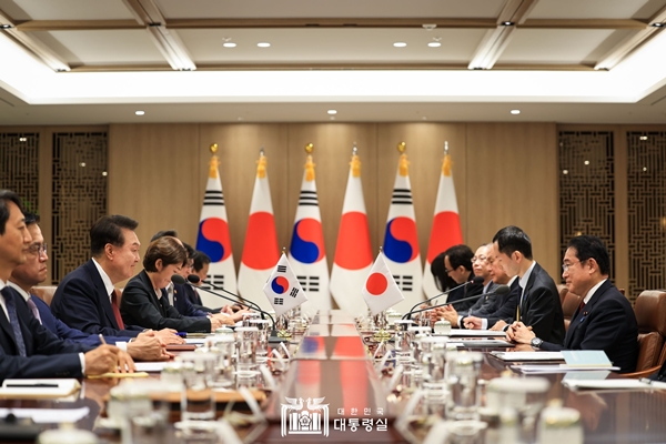 ▲ 윤석열 대통령과 기시다 후미오 일본 총리가 지난 27일 한일정상회담을 하고 있다. 사진=대통령실 제공