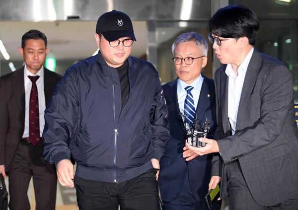 ▲  ‘음주 뺑소니’ 혐의를 받는 트로트 가수 김호중씨가 5월21일 오후 서울 강남경찰서에서 조사를 마친 뒤 귀가하고 있다. ⓒ연합뉴스