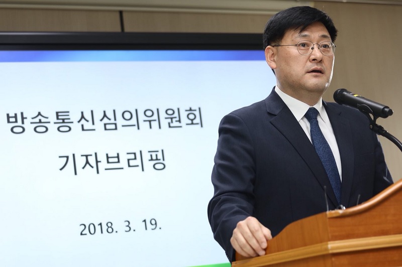 ▲ 2018년 3월19일 민경중 방송통신심의위원회 사무총장이 방송회관에서 긴급 브리핑을 통해 청부심의 조사 결과를 발표하고 있다. 사진=미디어오늘