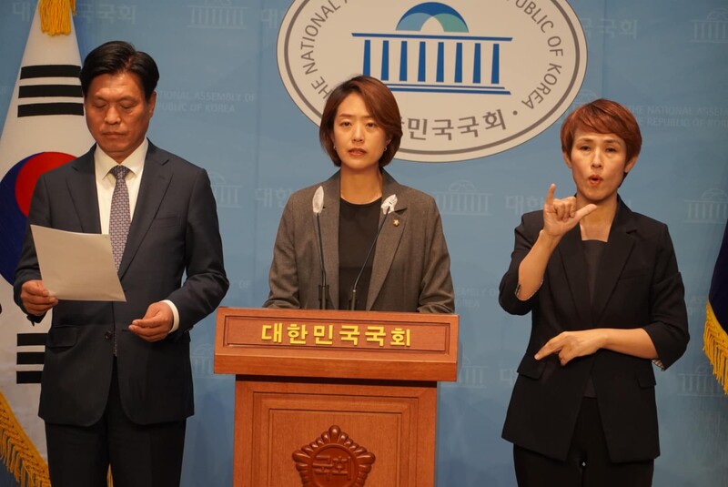 ▲고민정 더불어민주당 언론자유대책특별위원장이 30일 오후 국회 소통관 기자회견장에서 입장을 발표하고 있다. 사진=고민정 페이스북